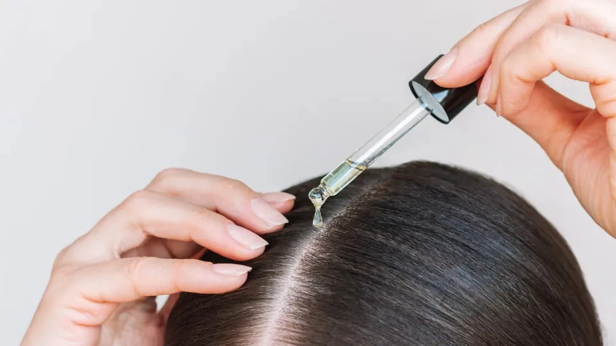 Waarom ervaren kappers tegenwoordig rozemarijnolie adviseren voor een volle bos haar