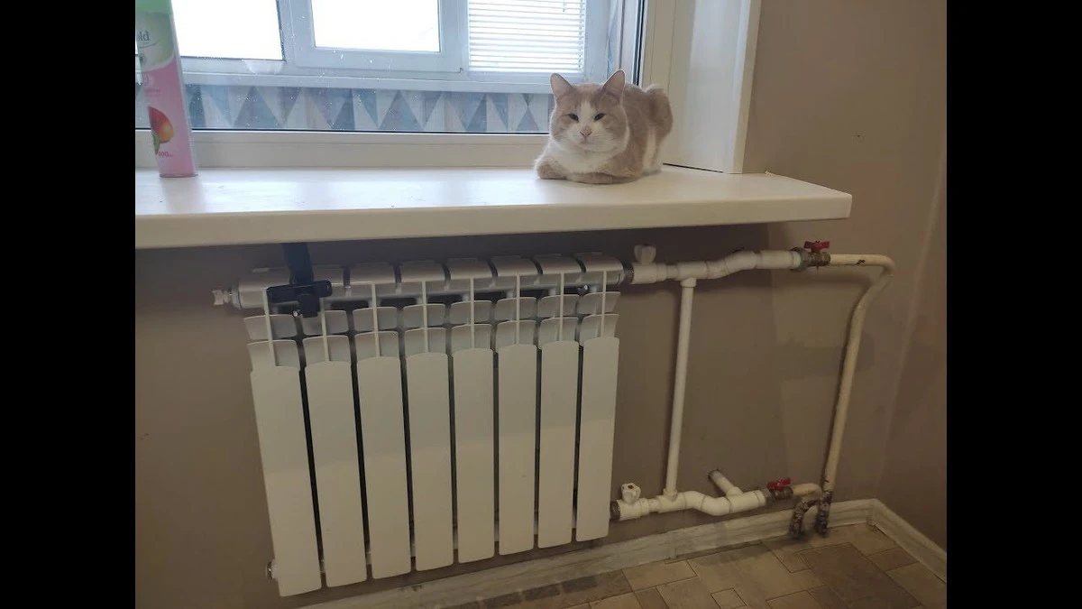 Waarom slimme huiseigenaren een stuk folie achter de radiator plaatsen