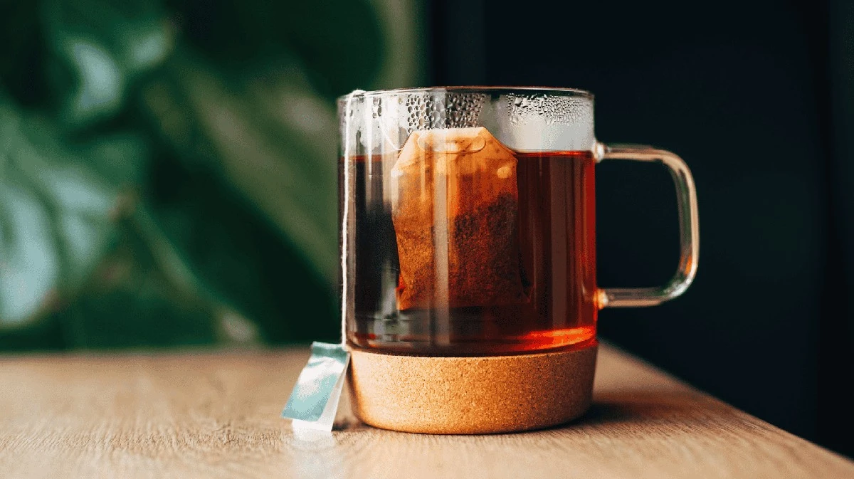 Waarom slimme mensen altijd een theezakje in hun koelkast leggen