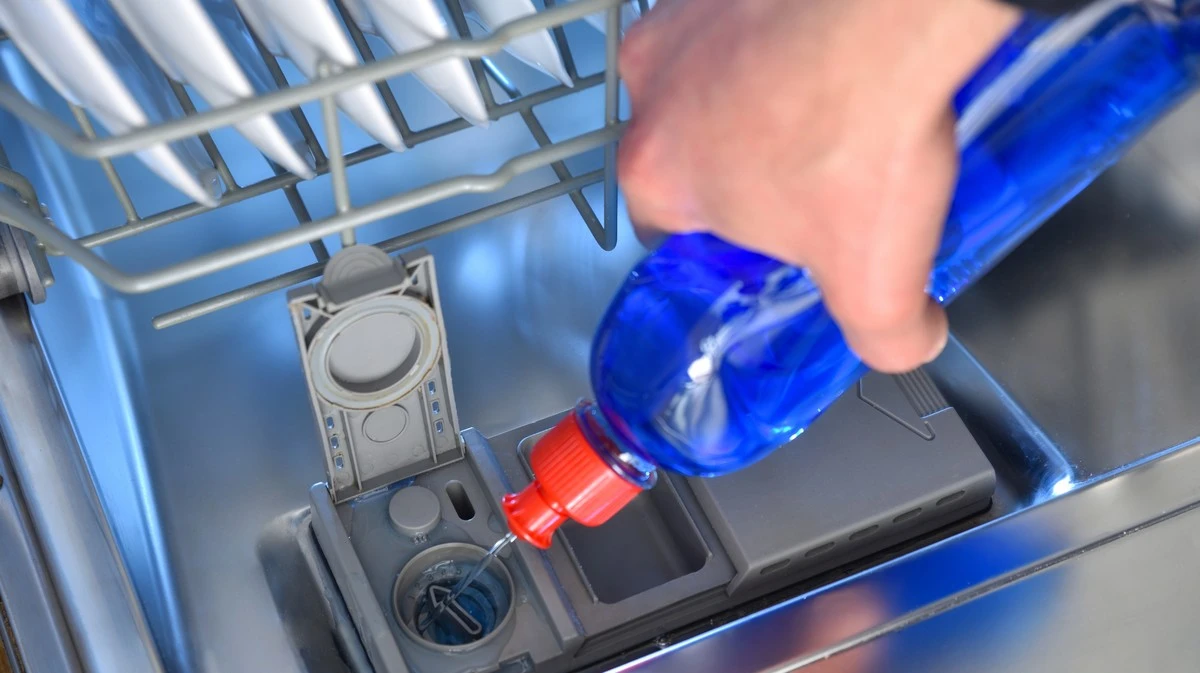 Waarom ervaren schoonmakers altijd een fles glansspoelpunt in hun douche laten staan