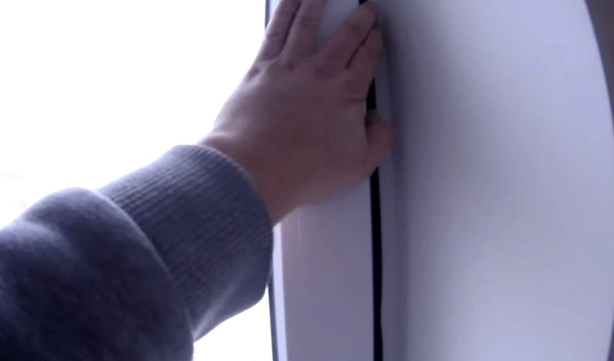 De witte vensterbank-hack: Stop kou zonder kachel