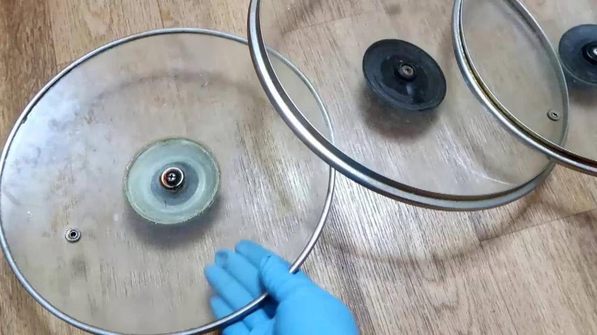 Waarom slimme koks hun vette deksels in een badje van zuiveringszout leggen