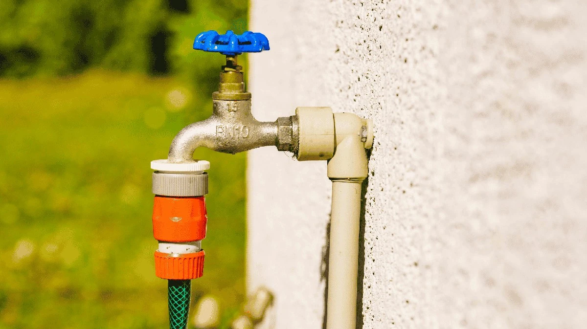 Waarom slimme tuiniers massaal een douche-rekje aan hun buitenkraan hangen