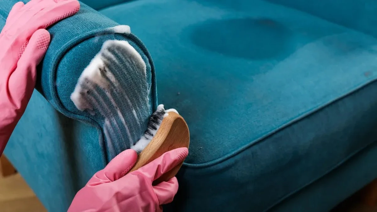 Waarom ervaren schoonmakers altijd een fles babyshampoo in de keukenkast hebben