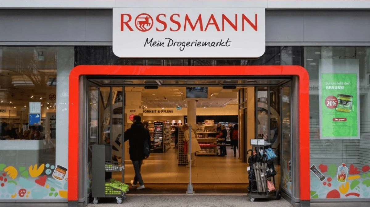 Waarom interieurliefhebbers nu massaal naar Rossmann rennen voor deze beige retro-klok