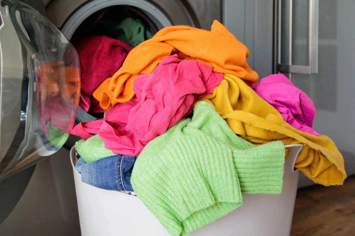 De simpele reden waarom je altijd een lepel zuiveringszout in de wasmachine moet doen
