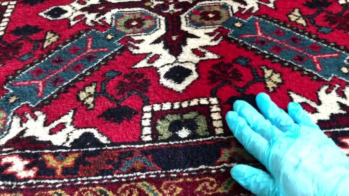 Waarom slimme huishoudens altijd een beetje soda op het tapijt strooien