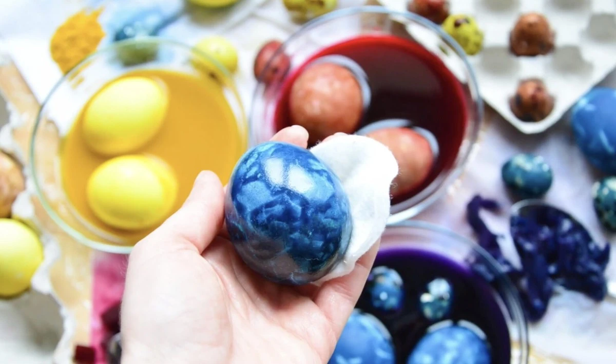 Waarom ervaren decorateurs rode kool in de pan doen voor hun paaseieren