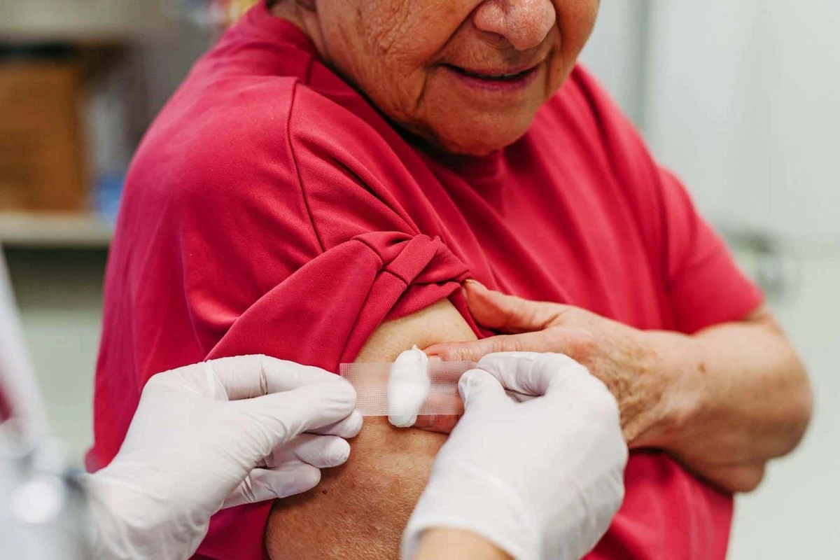 Waarom artsen nu adviseren om vaker te flossen tegen vergeetachtigheid