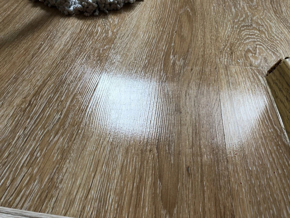 Waarom slimme huishoudens altijd een dopje wasverzachter in de dweilemmer doen