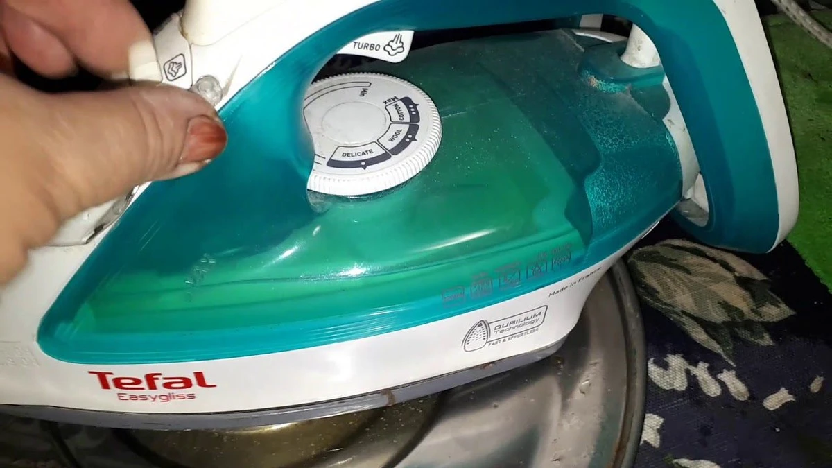 Waarom ervaren huishoudens plakband op de onderkant van hun strijkijzer plakken