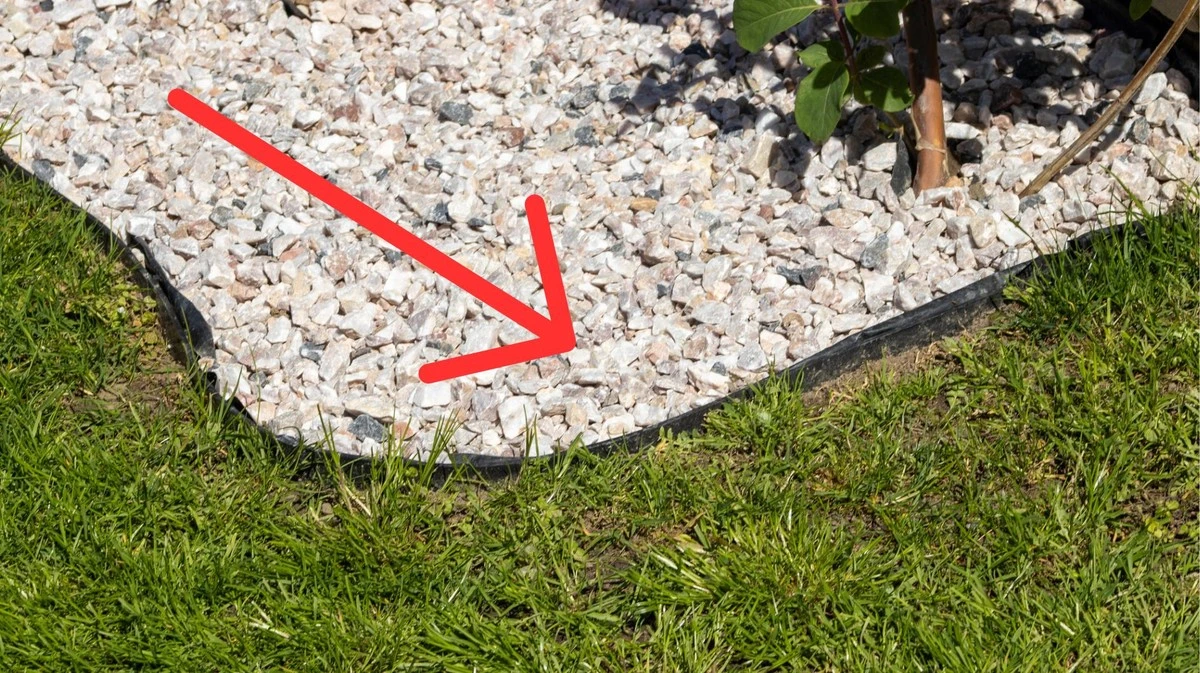 Waarom ervaren tuiniers altijd een metalen strip tussen hun gazon en borders plaatsen