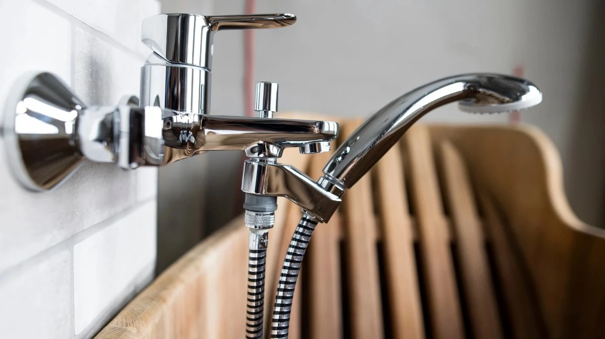 Waarom ervaren schoonmakers een witte kaars over de douchekraan wrijven