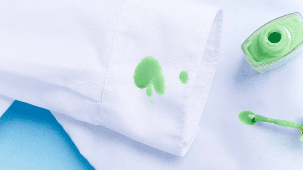 Waarom je nooit water moet gebruiken bij een nagellakvlek op je kleding