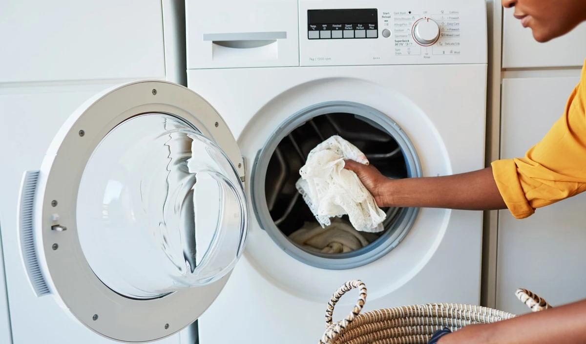 Witte was grauw? Dit flesje uit je keukenkastje doet wonderen