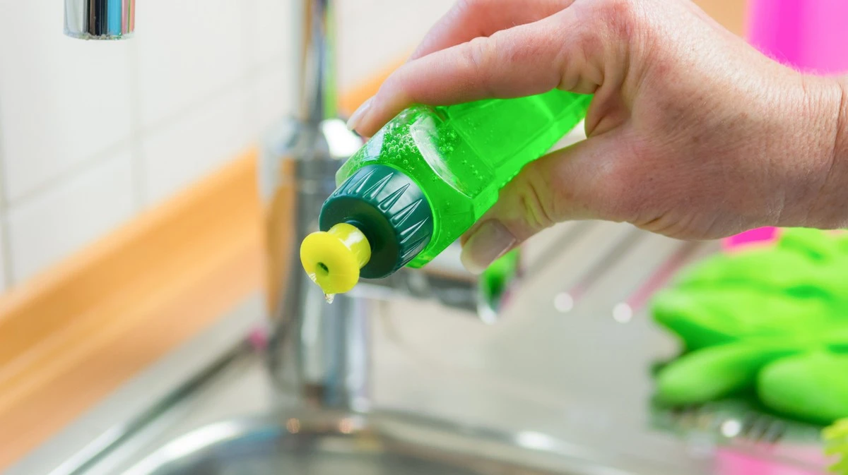 Waarom ervaren loodgieters altijd een fles afwasmiddel in de afvoer gieten