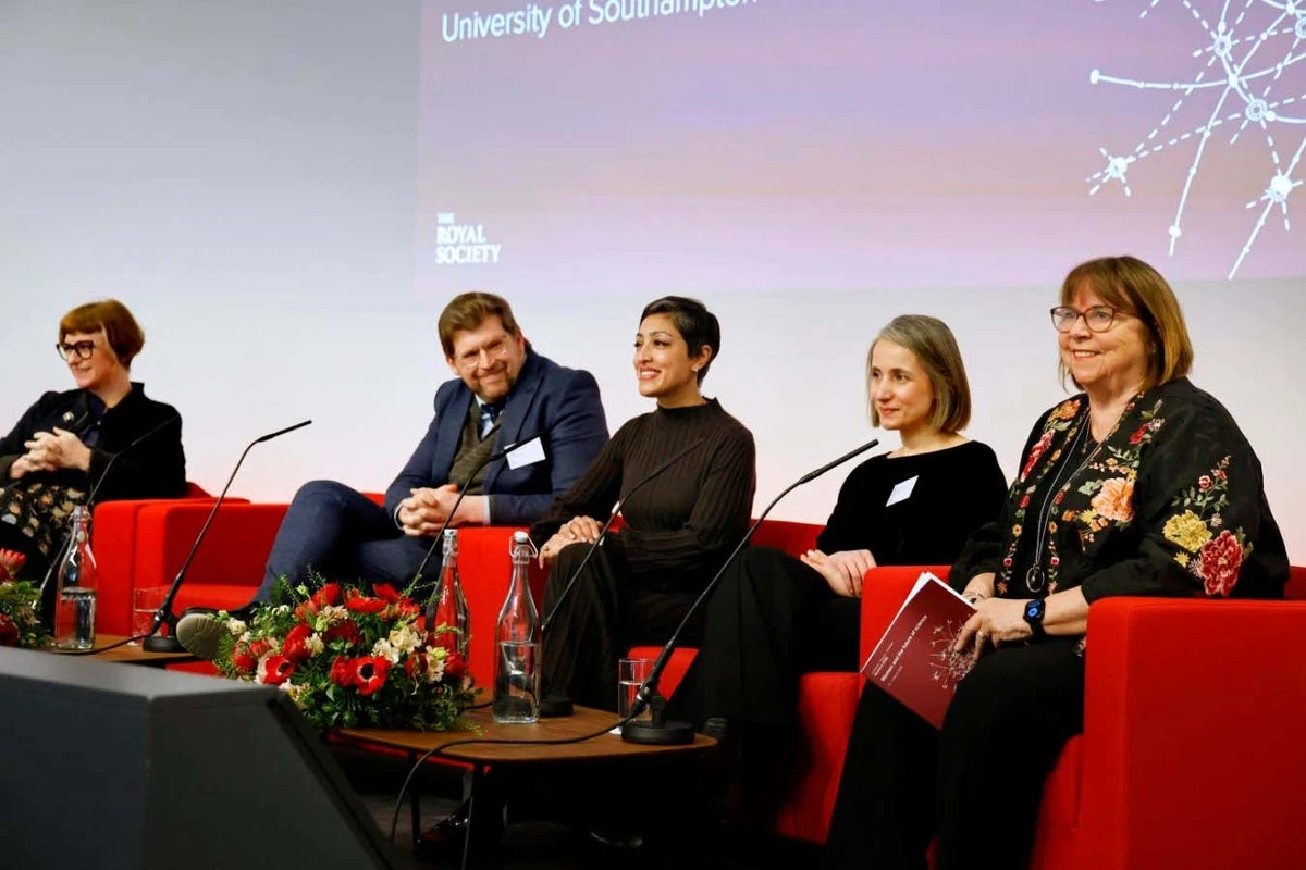 Waarom ervaren we nu een terugval in de rechten van de vrouw binnen AI