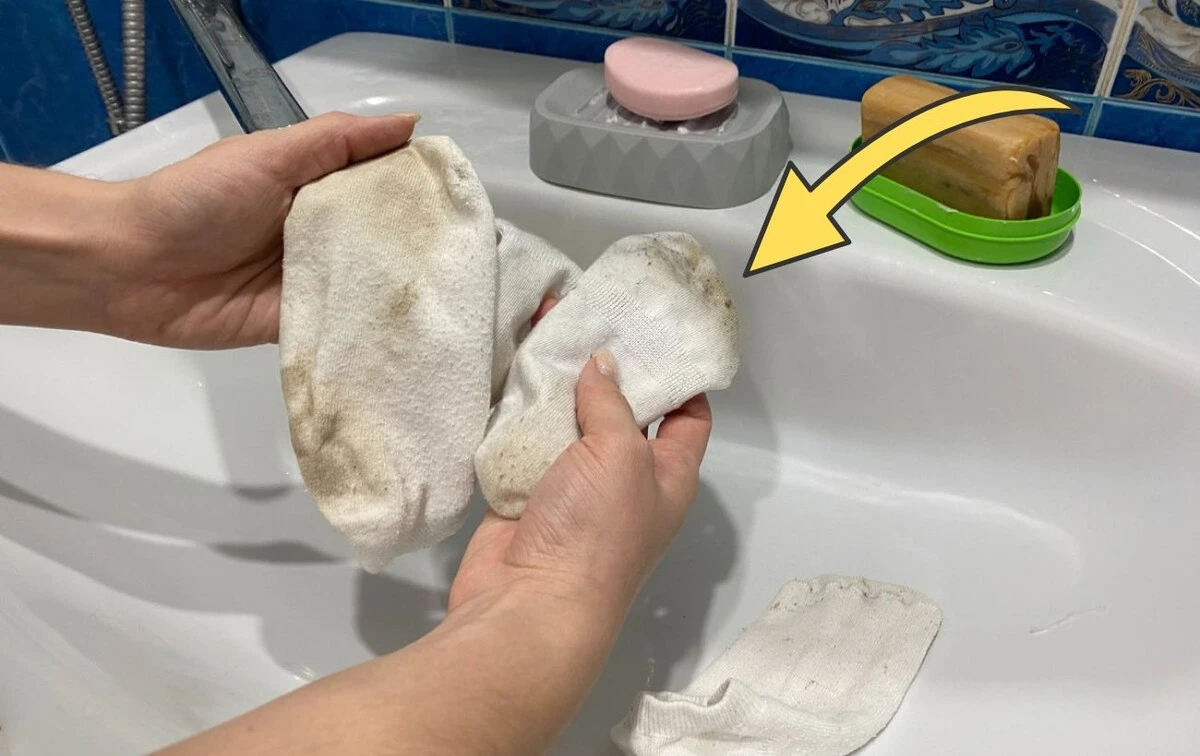 Waarom slimme huishoudens een flesje waterstofperoxide naast de wasmand bewaren