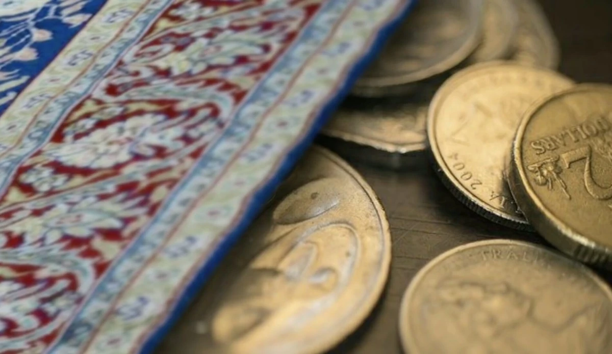 Waarom ervaren huisvrouwen drie munten onder de deurmat leggen