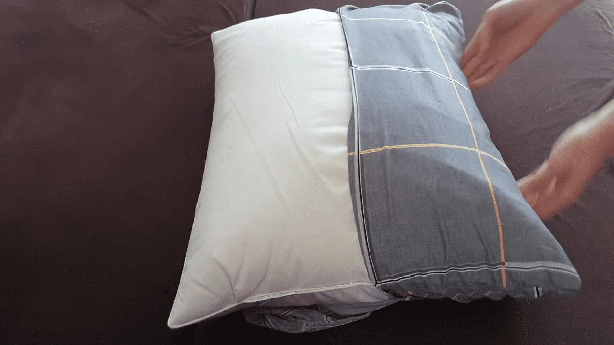 Waarom interieurstylisten hun kussenslopen altijd binnenstebuiten keren