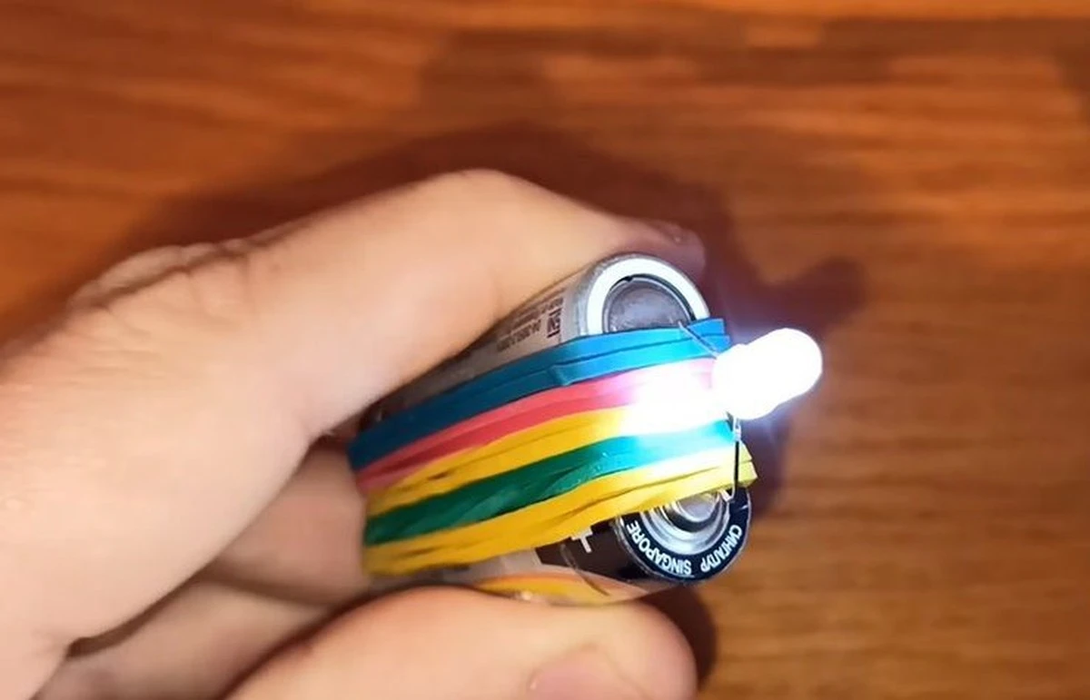 Waarom slimme klussers twee oude batterijen met tape aan elkaar plakken