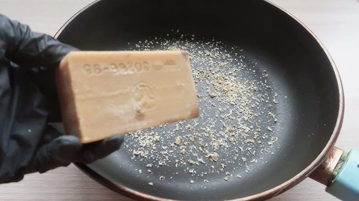 Waarom ervaren huishoudens steeds vaker een stuk zeep in de koekenpan leggen