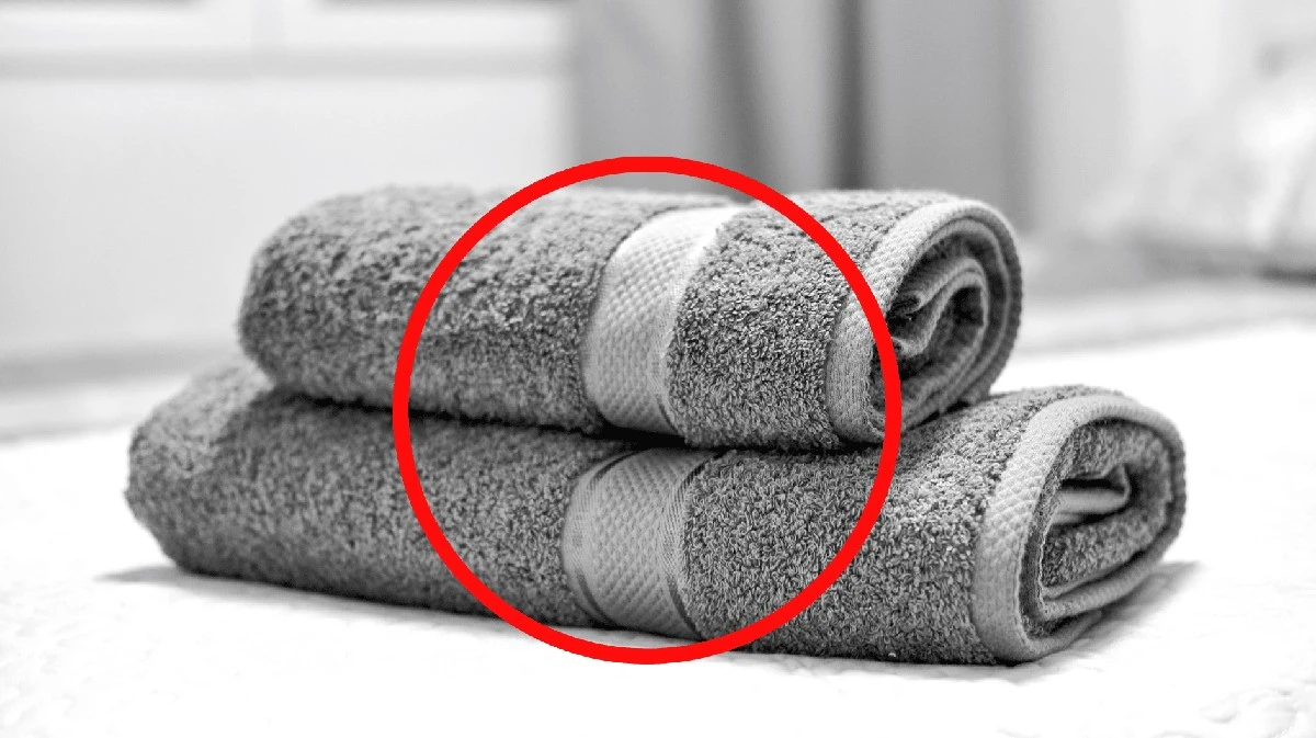 Waarom de meeste handdoeken die bekende streep aan de rand hebben