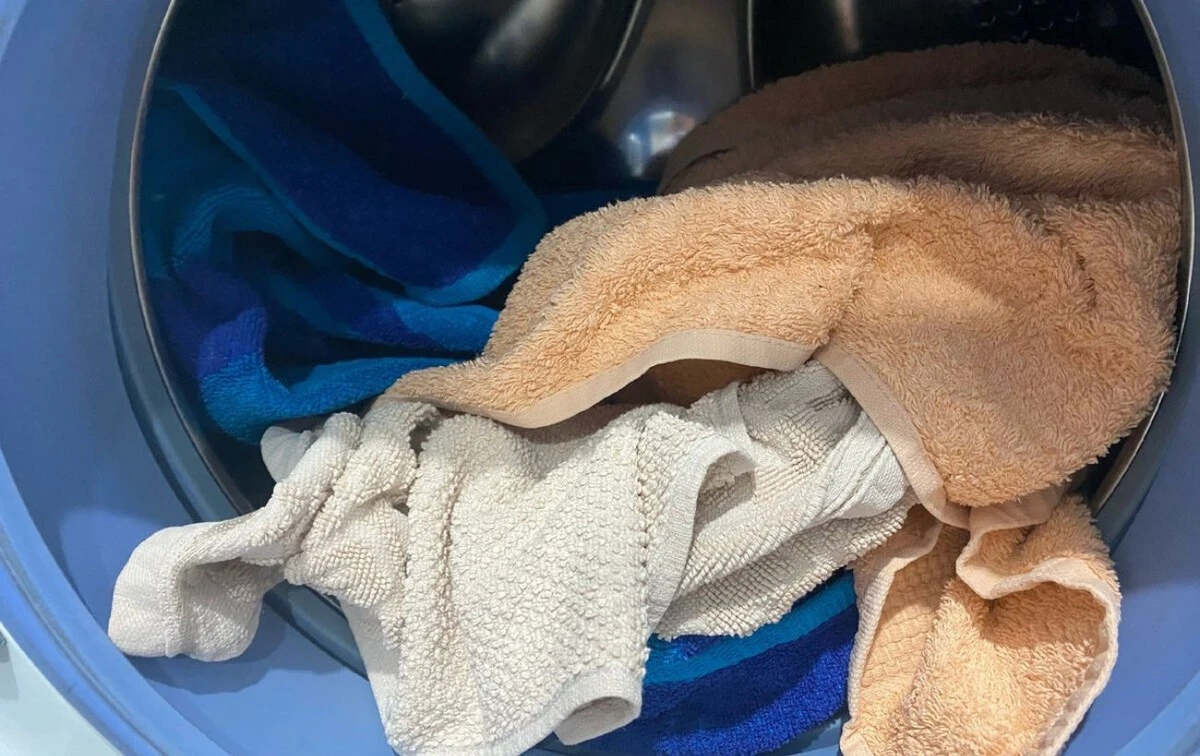 Waarom ervaren huishoudsters een schepje mosterdpoeder bij de witte was doen