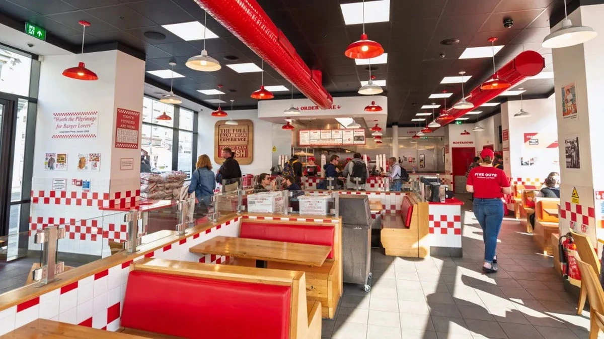 Waarom er onderin de zak van Five Guys altijd een extra schep friet ligt