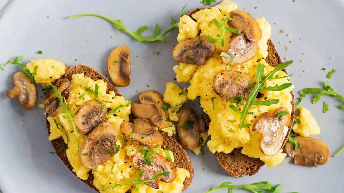 Waarom ervaren koks altijd een handje croutons of asperges bij hun roerei doen