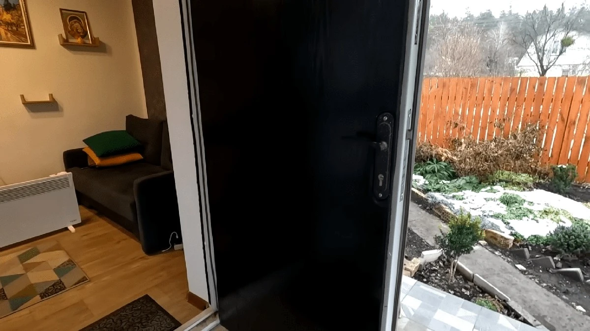 Waarom slimme huiseigenaren deze winter een rol schuimrubber bij de voordeur leggen