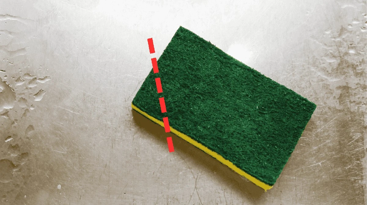 Waarom slimme mensen altijd een hoekje van hun keukenspons knippen