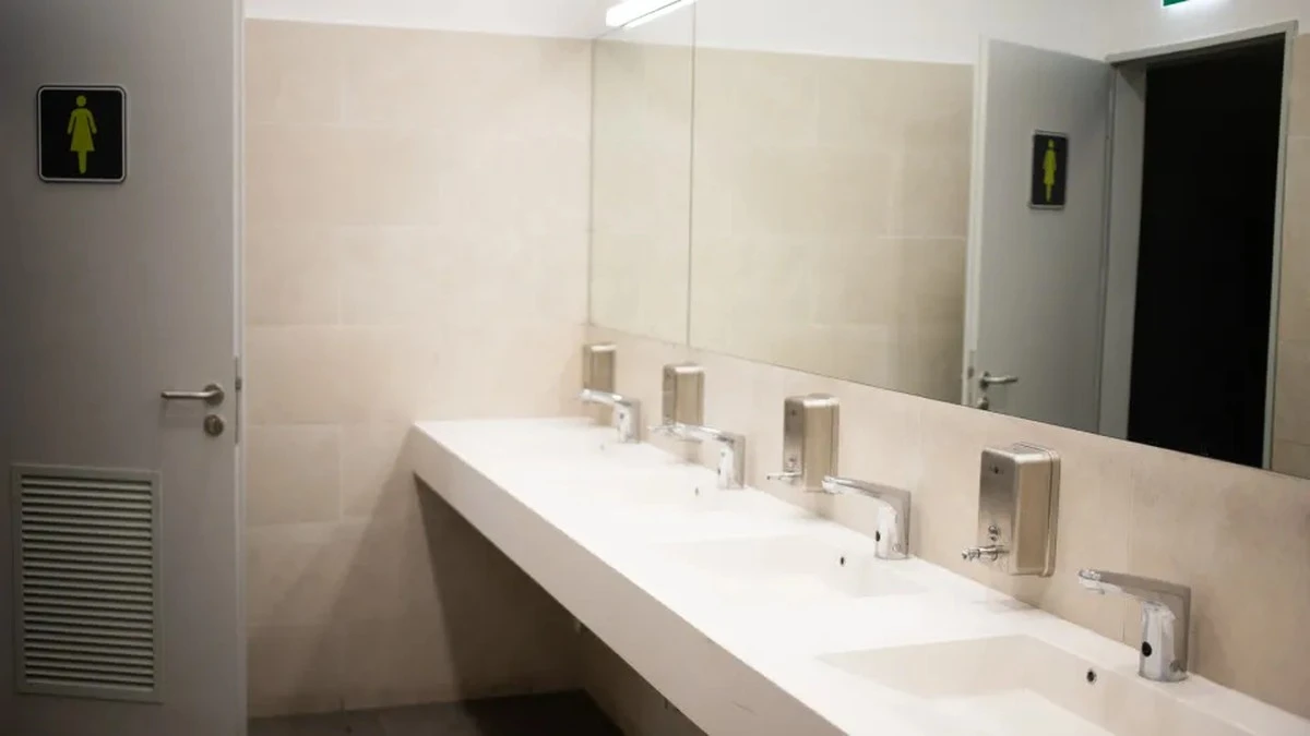 Waarom je nooit direct op een openbaar toilet moet gaan zitten na het doortrekken