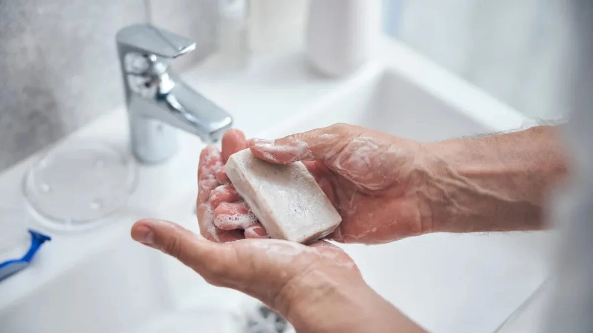 Waarom je houten vloeren en leer nooit met gewone zeep moet schoonmaken