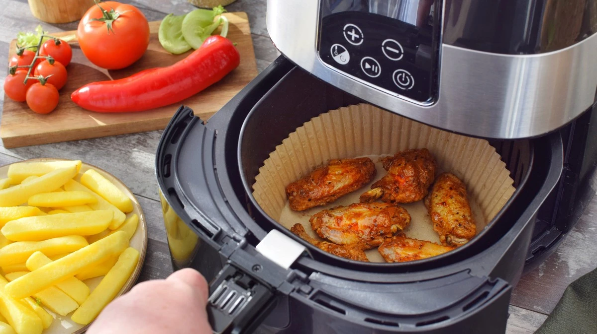 Waarom het velletje bakpapier in je airfryer de smaak eigenlijk verpest