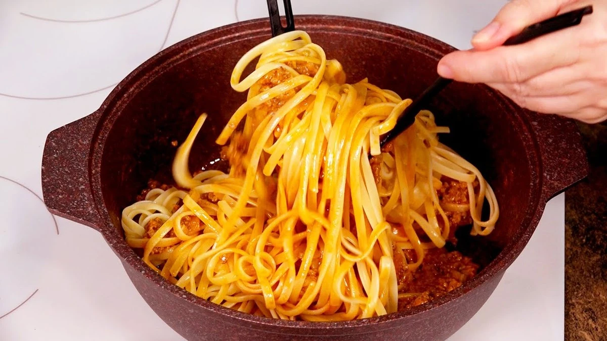 Waarom ervaren koks altijd een scheutje olie in de pan doen voordat de pasta erin gaat