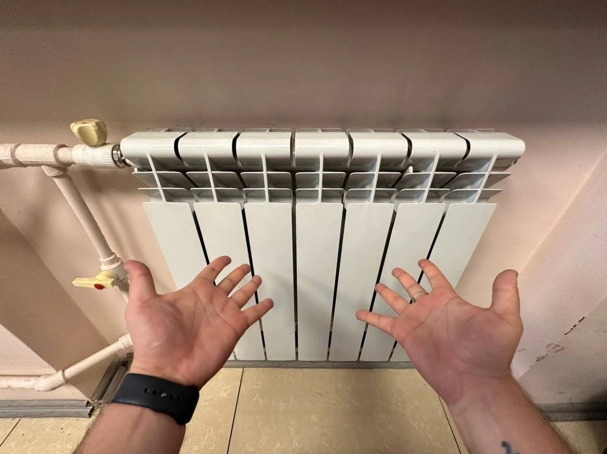 Waarom ervaren huiseigenaren deze winter aluminiumfolie achter de radiator plaatsen